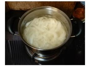 锅里的水再烧开着放入河粉立即关火，河粉在水里浸泡1分钟