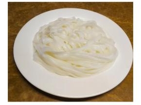 捞出河粉放入碟子里