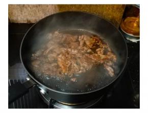 放入老抽、生抽、料酒、冰糖碎、少许水，煮至糖融化后，倒入水淀粉让汁变稠