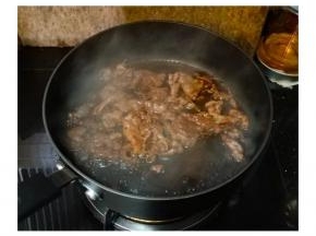 放入老抽、生抽、料酒、冰糖碎、少许水，煮至糖融化后，倒入水淀粉让汁变稠