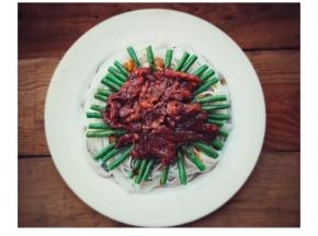 放上牛肉片，淋入瑞士汁