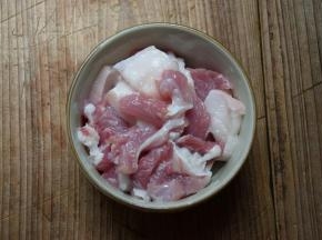 猪肉洗净切块