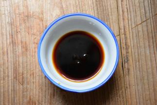 碗里加入生抽和蚝油拌匀