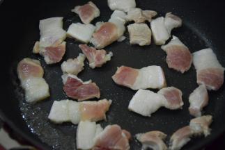 起锅热油，放入猪肉煎熟