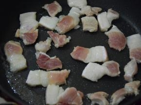 起锅热油，放入猪肉煎熟