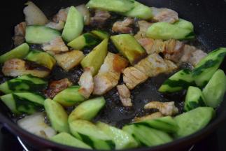 加入调料，翻炒两分钟左右即可出锅