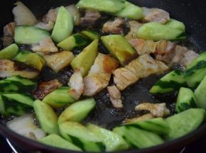 加入调料，翻炒两分钟左右即可出锅