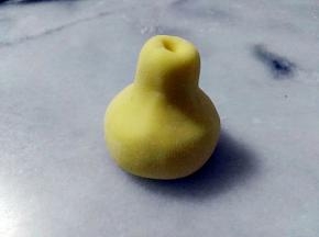 筷子戳个孔。
