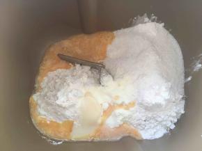 面包桶内加入高筋面粉，细砂糖，奶粉，全蛋液，炼乳跟酵母，加牛奶启动揉面程序活成面团