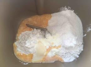 面包桶内加入高筋面粉，细砂糖，奶粉，全蛋液，炼乳跟酵母，加牛奶启动揉面程序活成面团