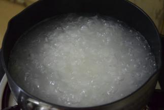 米饭倒入开水锅中大火煮开