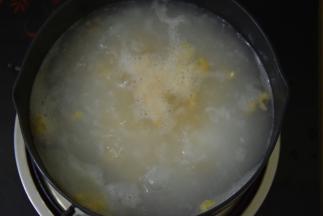 倒入海米，搅拌均匀