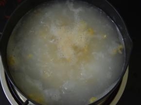 倒入海米，搅拌均匀