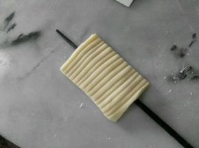 拿一筷子放在下面，怎么做，看下面的图解。
