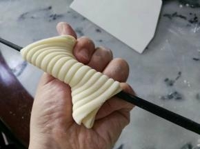 慢慢的向右边转。