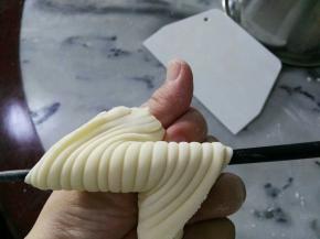 转到中间，动作要轻柔。