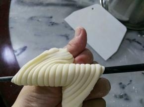 转到中间，动作要轻柔。