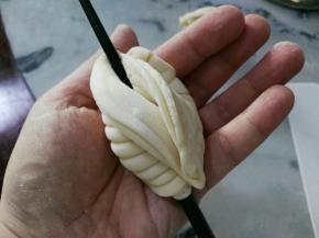 看到筷子压的位置了吗