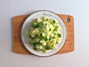 黄瓜洗净切丁