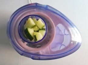 黄瓜放入辅食机
