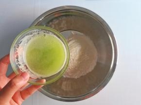 黄瓜汁倒入面粉里