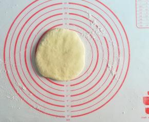 揉面撒粉，面团压扁