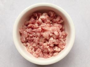 肉末和玉米淀粉搅拌均匀