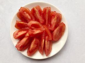 煮好的番茄容易去皮然后切小