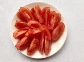 煮好的番茄容易去皮然后切小
