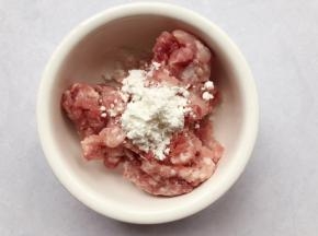 肉末中加入玉米淀粉