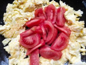 鸡蛋炒散后加入番茄翻炒