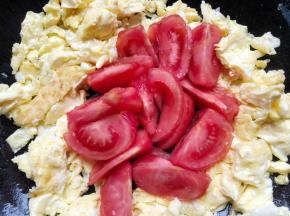 鸡蛋炒散后加入番茄翻炒