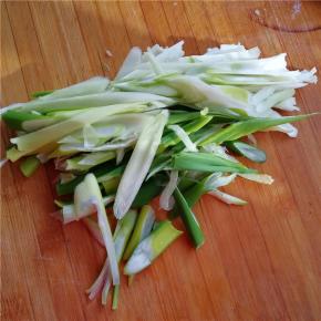 大葱洗净切段备用。