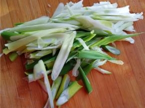 大葱洗净切段备用。
