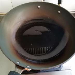 锅中放入适量的油