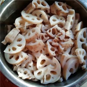 莲藕切成滚刀块或稍厚些的片，用热水稍焯烫几分钟，立即捞出过凉水。