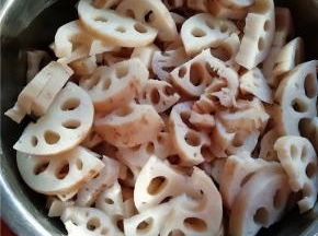 莲藕切成滚刀块或稍厚些的片，用热水稍焯烫几分钟，立即捞出过凉水。