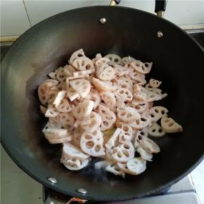 然后倒入焯烫过的莲藕