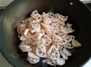 然后倒入焯烫过的莲藕