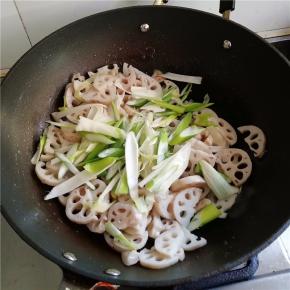 快速翻炒至入味，临出锅前再放入另一半葱段。