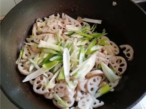 快速翻炒至入味，临出锅前再放入另一半葱段。