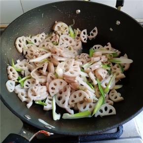 翻炒几下即可出锅。