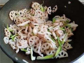 翻炒几下即可出锅。
