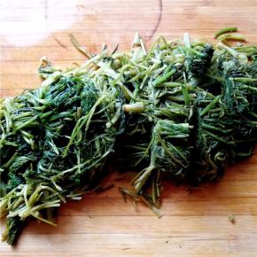 将茴香切碎（最好是新鲜的茴香，可以切的更细小一些）；