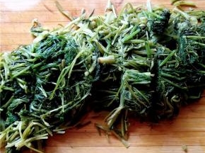 将茴香切碎（最好是新鲜的茴香，可以切的更细小一些）；
