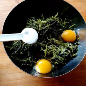 加入适量的盐拌匀。