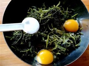 加入适量的盐拌匀。