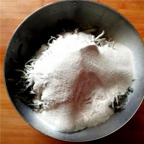 再将面粉筛入容器内；