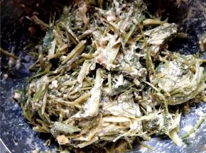 搅拌成可以粘合在一起的糊即可。