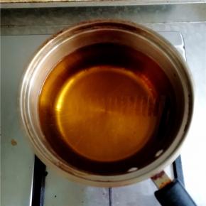 锅中加油烧至八成热；